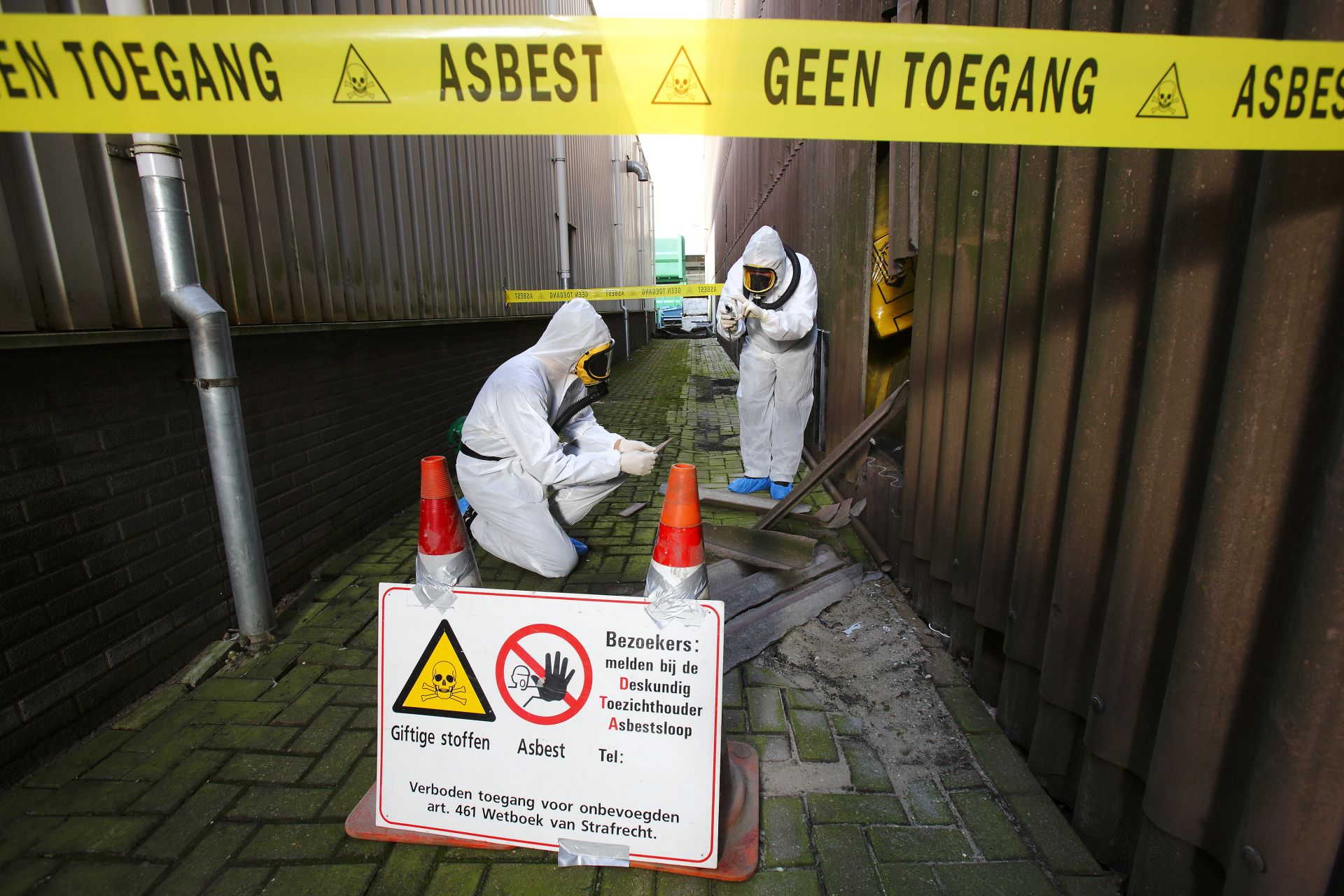 Amos Milieutechniek - Asbest in de grond of gebouwen inventariseren